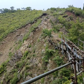 次に登る行者ヶ岳は高度感あり😰