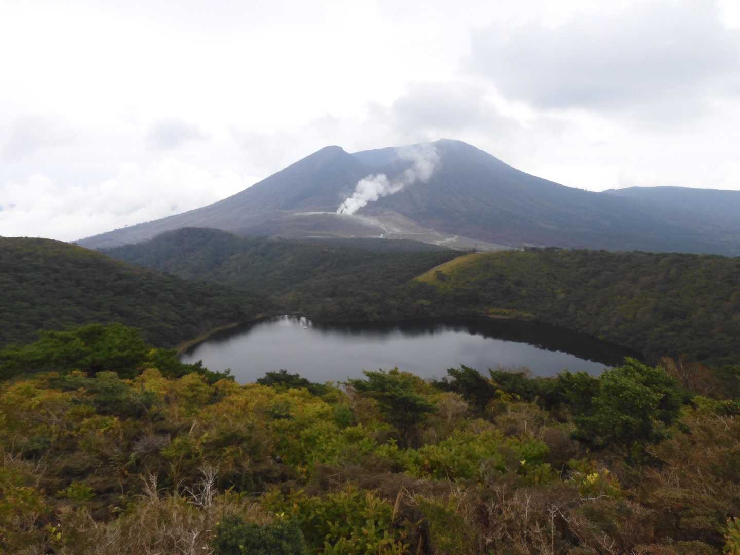白鳥山山頂より白紫池・硫黄山・韓国岳方面。