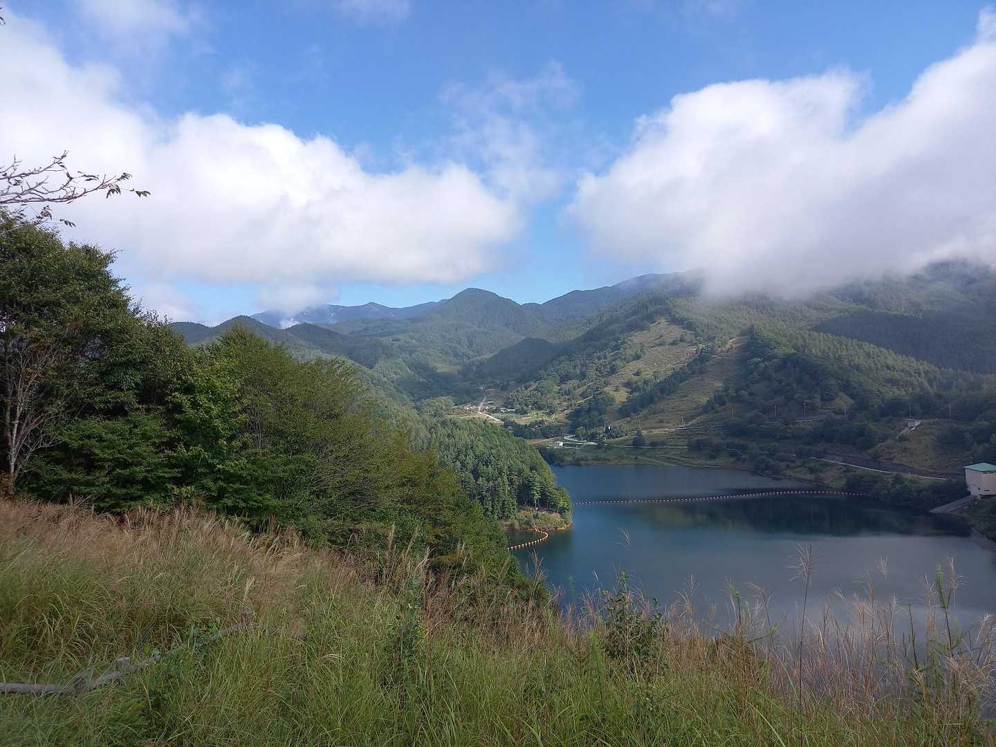 少しずつ階段を降ると雲のいたずらで金峰山の五丈岩も隠れてしまい…