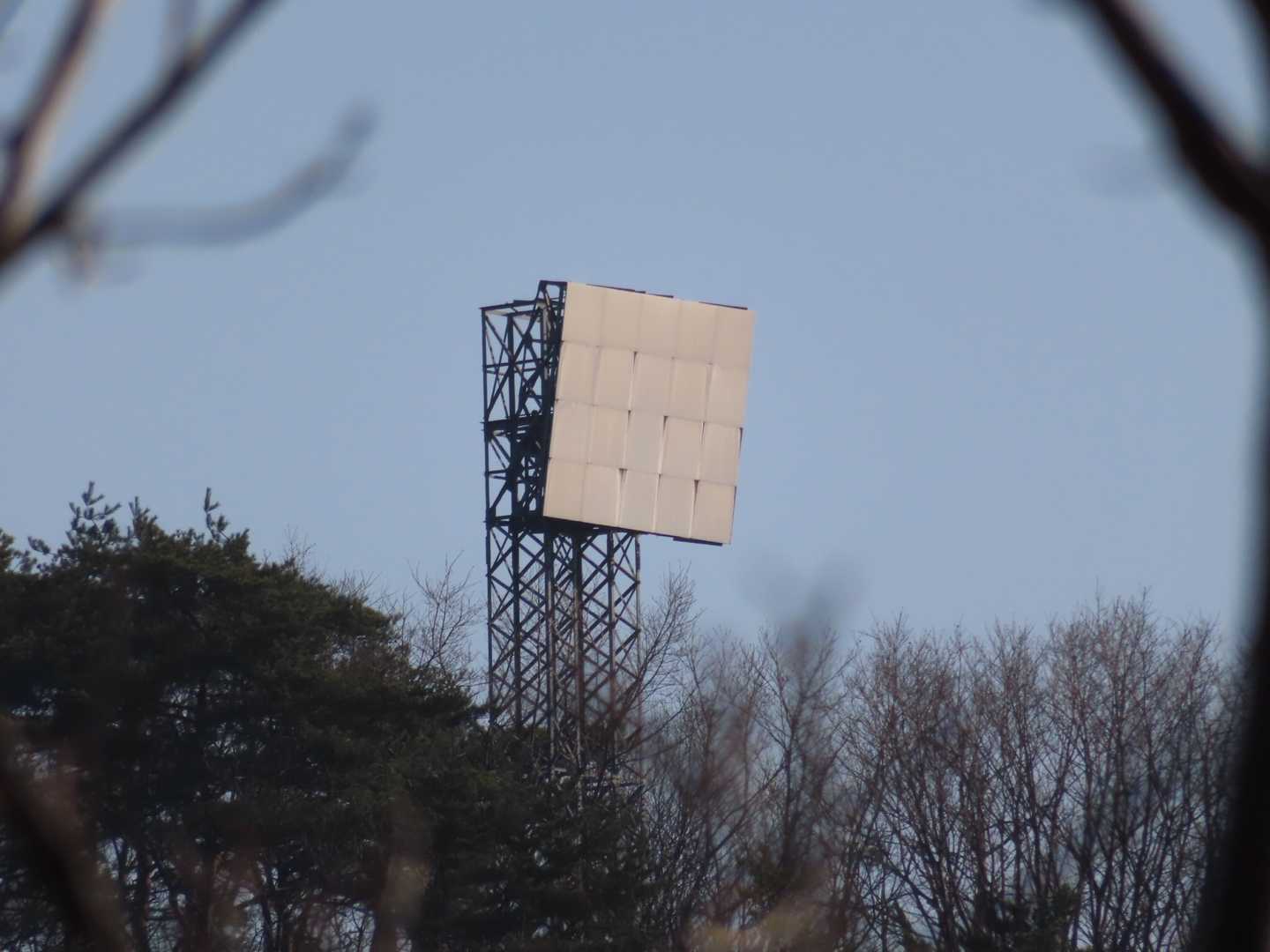 最近、何回か見た反射板がここにも有ります。