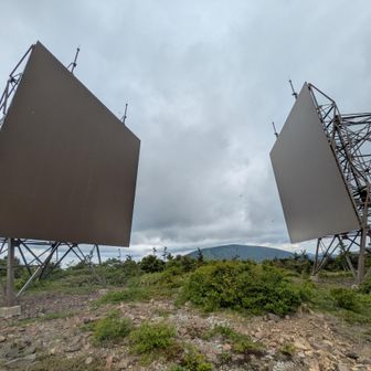 頂上は、巨大な反射板（無給電中継装置）がありました😳