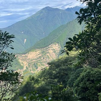 開けた場所から見えるのは市房山だと思うのですが？