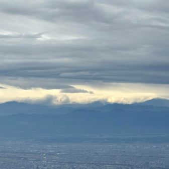 富士山も見えません。
奥秩父も雲がち。
しかし、この光量だと手前の街が良く見えるんです。
唯一判別可能な群馬県庁が、容易に発見できました。
