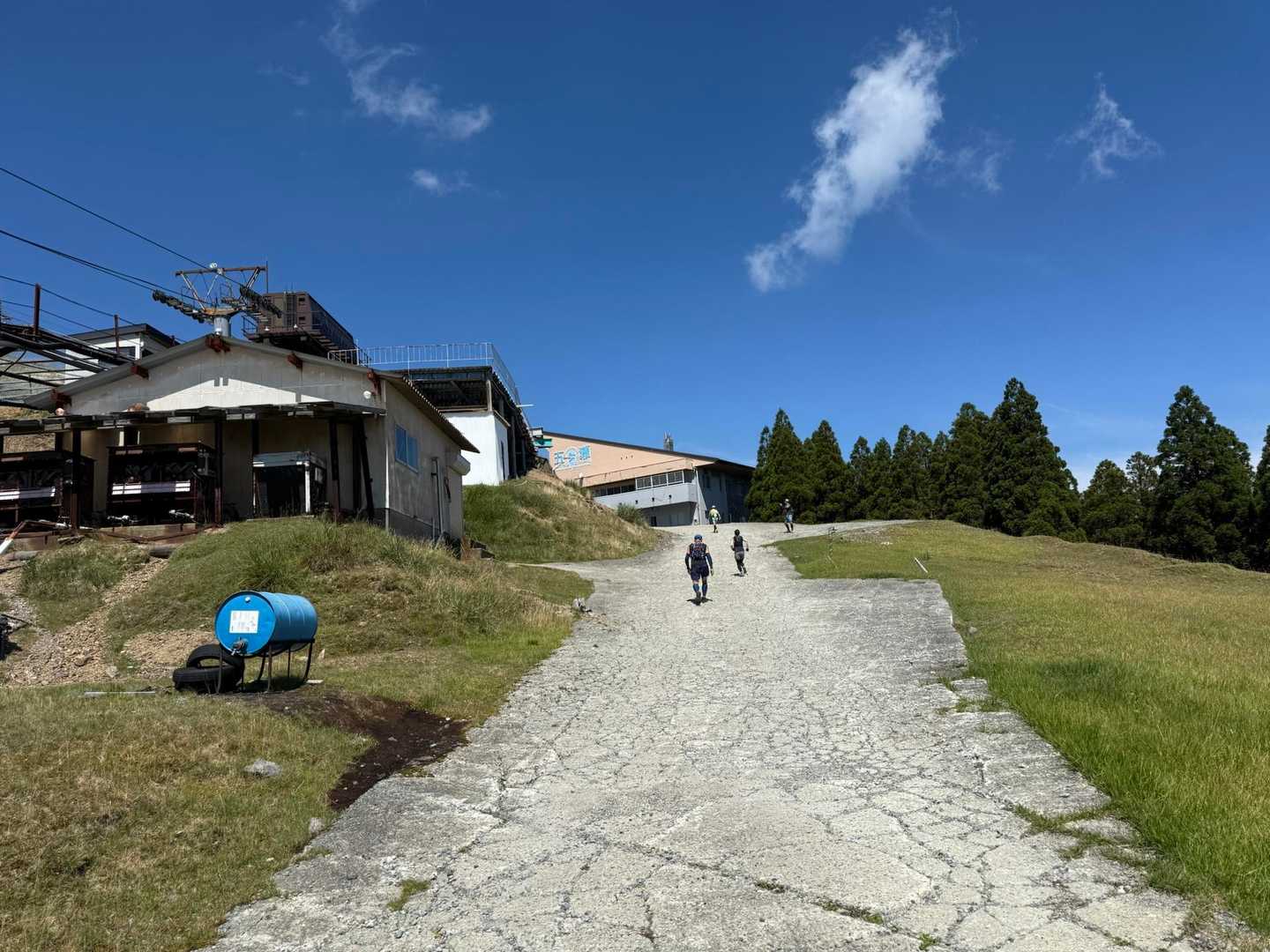 いきなり結構な勾配の林道を駆け抜け(ここまではしっかり走れました😅)スキー場へ😄