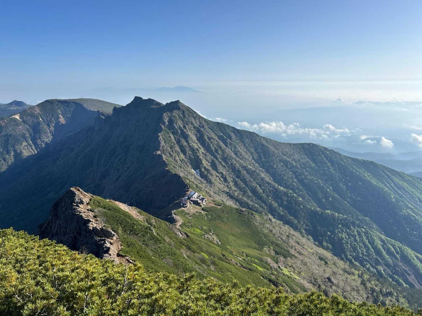 振り返って、横岳と赤岳展望荘　稜線が美しい！