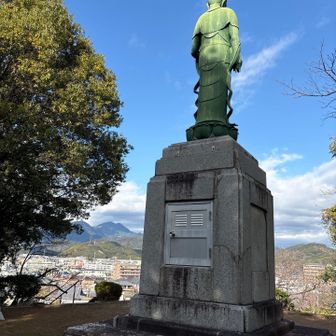 あっという間に観音山山頂

観音さま の 裏手に出てきました🙏
奥には 竜爪山🐉が見えます