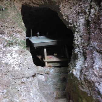 登り終えた所の右には…。ド真ん中に丸い鏡。見える？神の世界ですね。