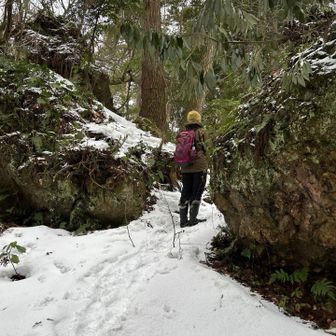岩の間を抜けて