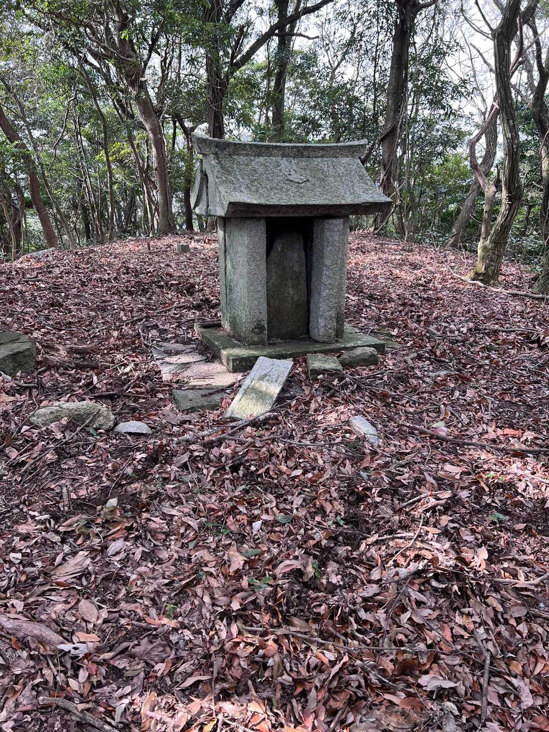 鉄光坊山山頂、祠が有ります、ここの登りも意外と急登でした。