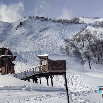 人いない！好きなように滑れる！登山する、スキーする！悩むなあ。