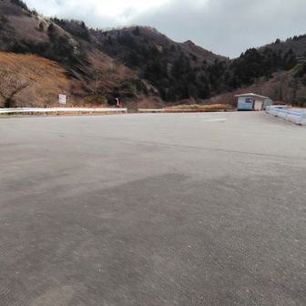 だだっ広い駐車場に到着
この🅿️が満車になる季節もすぐそこまで来ている