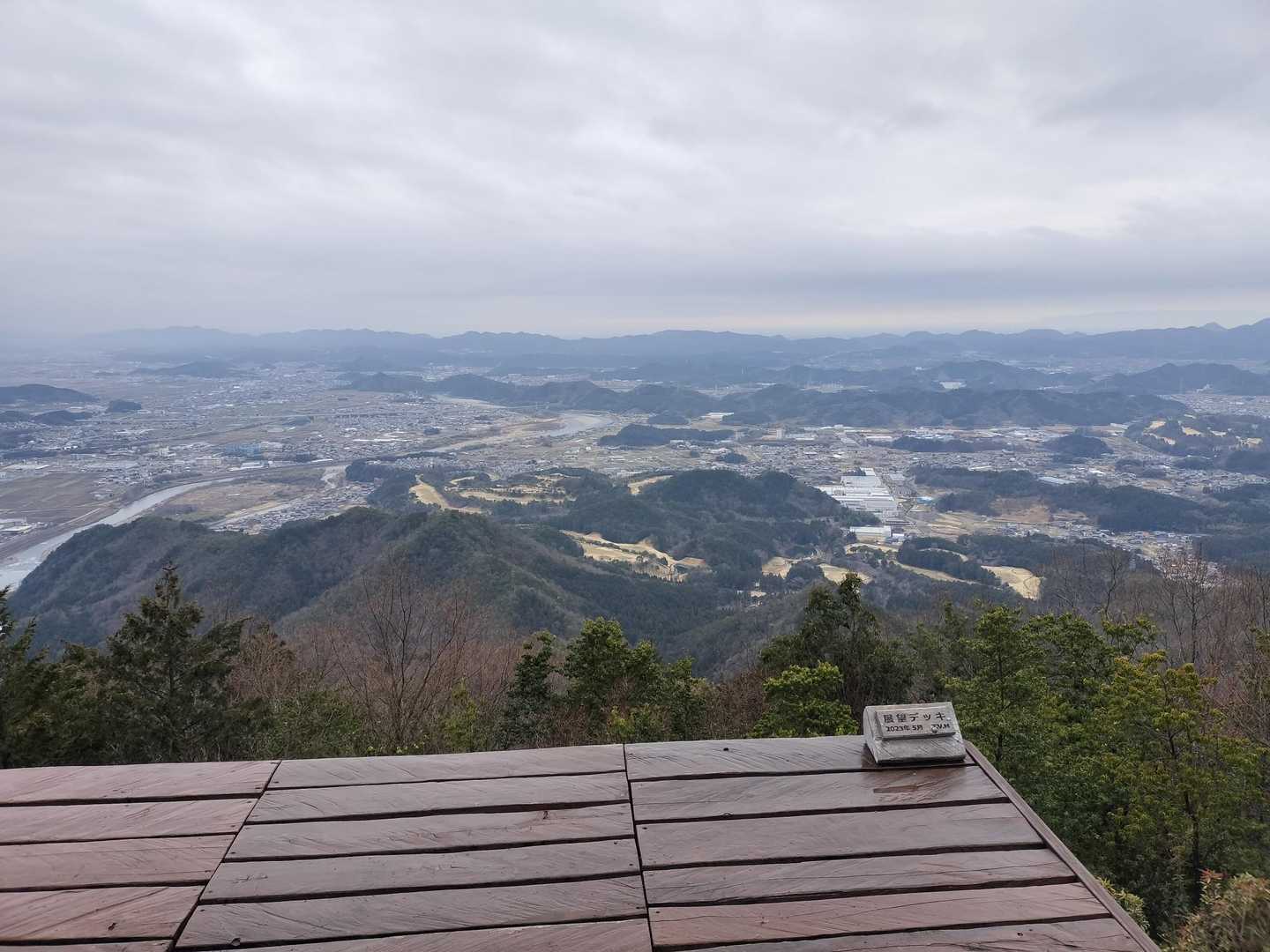 誕生山テラス
先端に座って撮りたかったけど、濡れてたから思い留まる