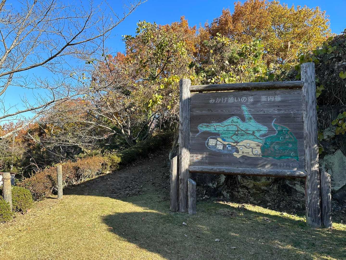 登山口はココ。
左側（下）にゲートボール場がある。
