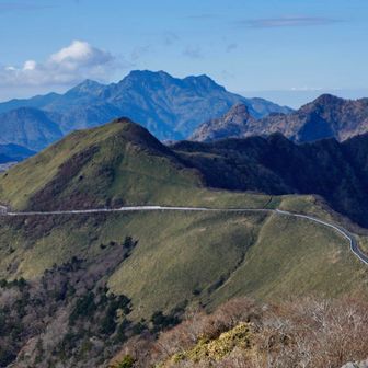 天空の道
UFOライン(冬季閉鎖中)の先に石鎚山⛰️✨