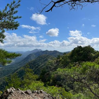 これから歩く鋸山方面と、その先三嶽方面も見えました