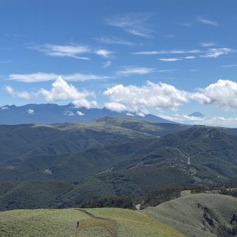 360°ぐるっと絶景です✨唯一、南アルプス方面は雲隠れでした。
八ヶ岳の手前の平らな黄緑色の部分は霧ヶ峰・車山です