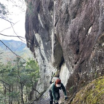 まずは亀顔石を拝みに進みます。
道迷いまくり