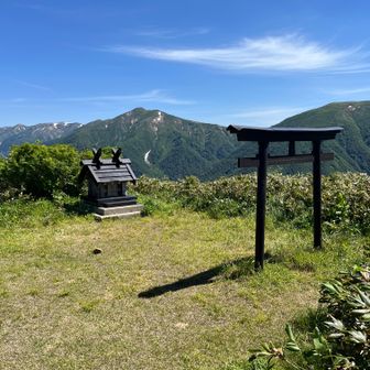 避難小屋後方に神社