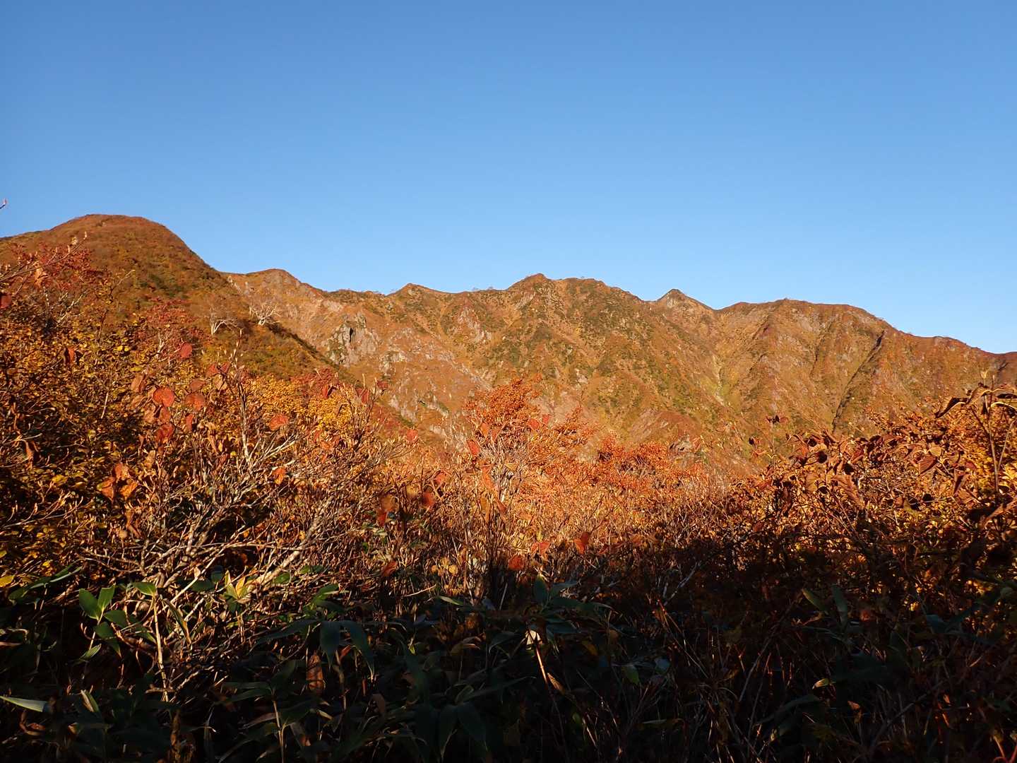 三国岳の右側のおそらくこれから歩く方面の稜線。飯豊山はこの裏にあり見えない。