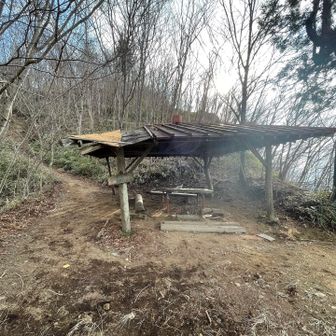 屋根の低いあずまや