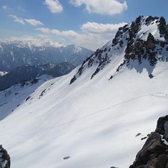 真ん中に薄っすらトレース🎶
来た道を戻ります🫡
ここまでも融雪にて踏み抜きながら😅