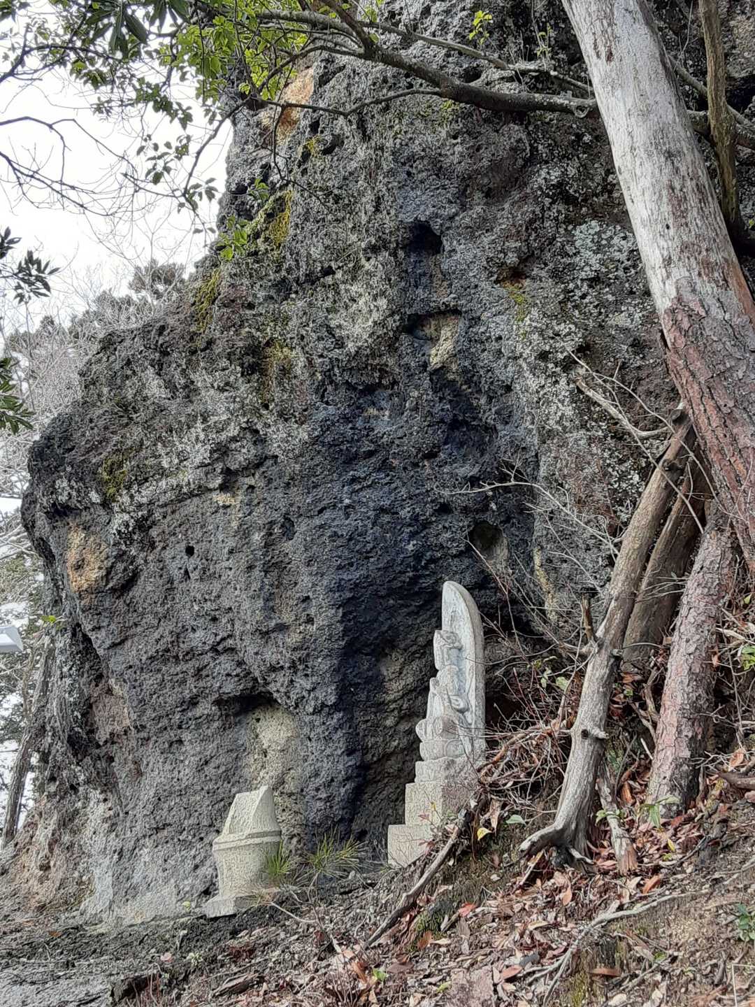いきなり大岩と観音像
