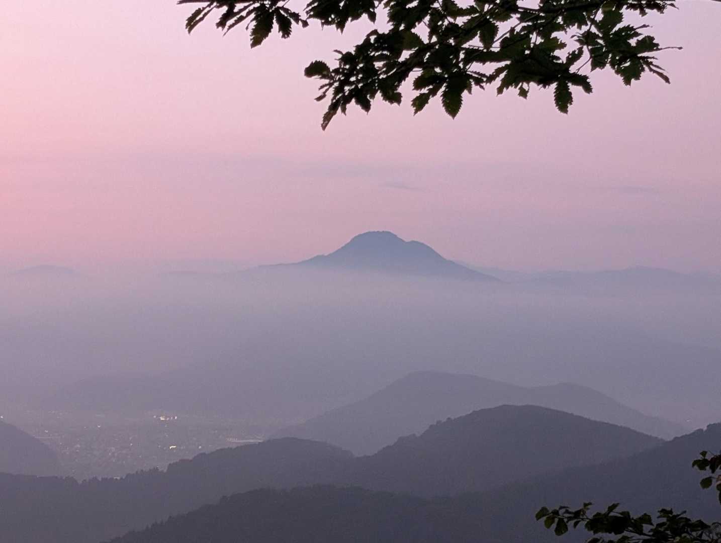 日野山　あーたまーを雲の上にだーしー
