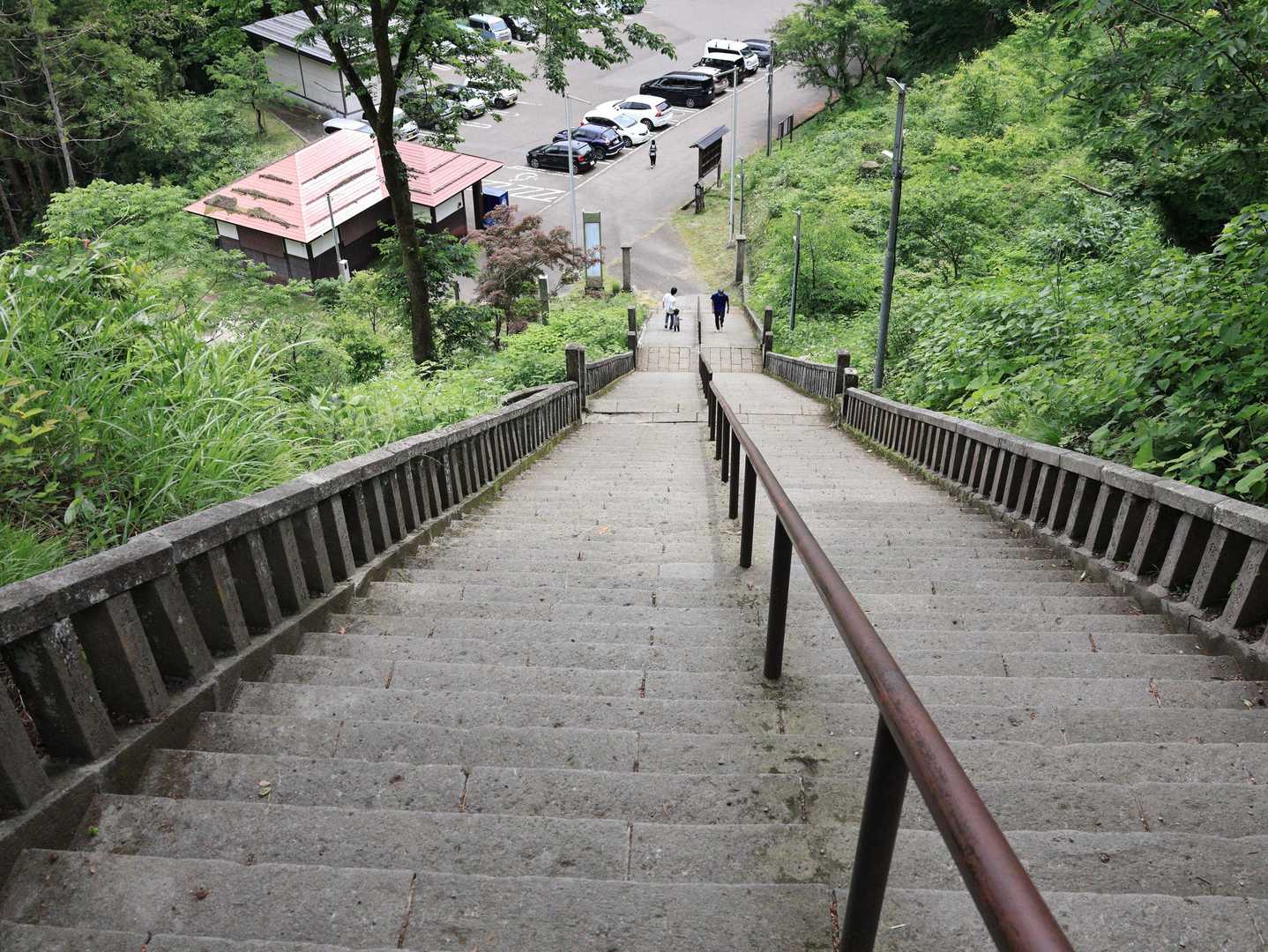 この階段を下りればゴール。
なるべく速く下りるチャレンジを自らに課す。時々、目がクラクラして足がもつれそうだった🤣
無理して〜駆けちゃ♪いけぇえ〜ないと〜♪