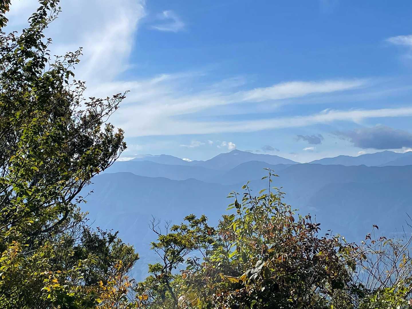 赤石、荒川岳だと思います
右は農鳥岳？