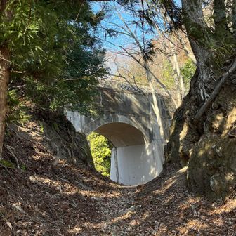 少し歩くとまた水道橋が見える。