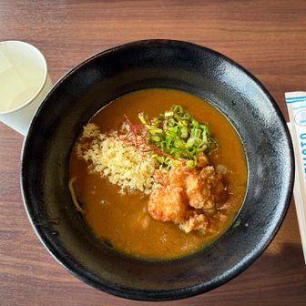 レストランで名物カレーうどん、ではなくてカレーラーメン🍜をいただきます😋
カレーうどんは角煮が乗ってますが、ラーメンは鶏唐揚げが乗ってます🍗