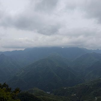 両神山はちょうどギザギザが雲に隠れてしまっている