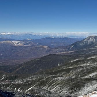 北アルプスは端から端まで雲が掛かっています😢　右端の円錐形の山が蓼科山、左手の茶色の平原が霧ヶ峰高原です。
