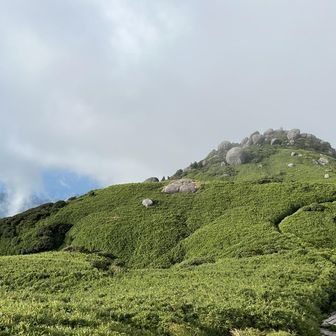 下りに入って少しだけ天気が好転。この日いちばんの眺めでした