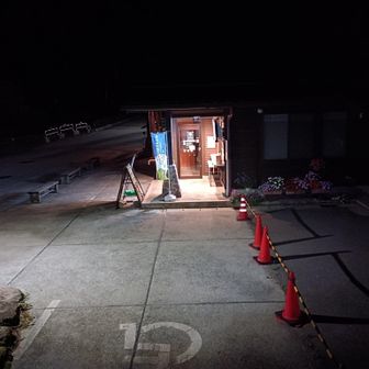 24h入れる観光案内所で身支度、暖かい内部で待機する方もチラホラ。