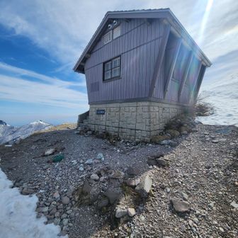 ユートピア避難小屋
小屋の周りは雪が無くなってます
小屋の扉が開かないと聞いていましたが、力付くで開きました
扉を外してみるとコマを止めてるビスが浮いててそれが引っ掛かってたみたいです
ドライバーが無かったので
下山後ナショナルパークセンターに報告して修理をお願いしときました