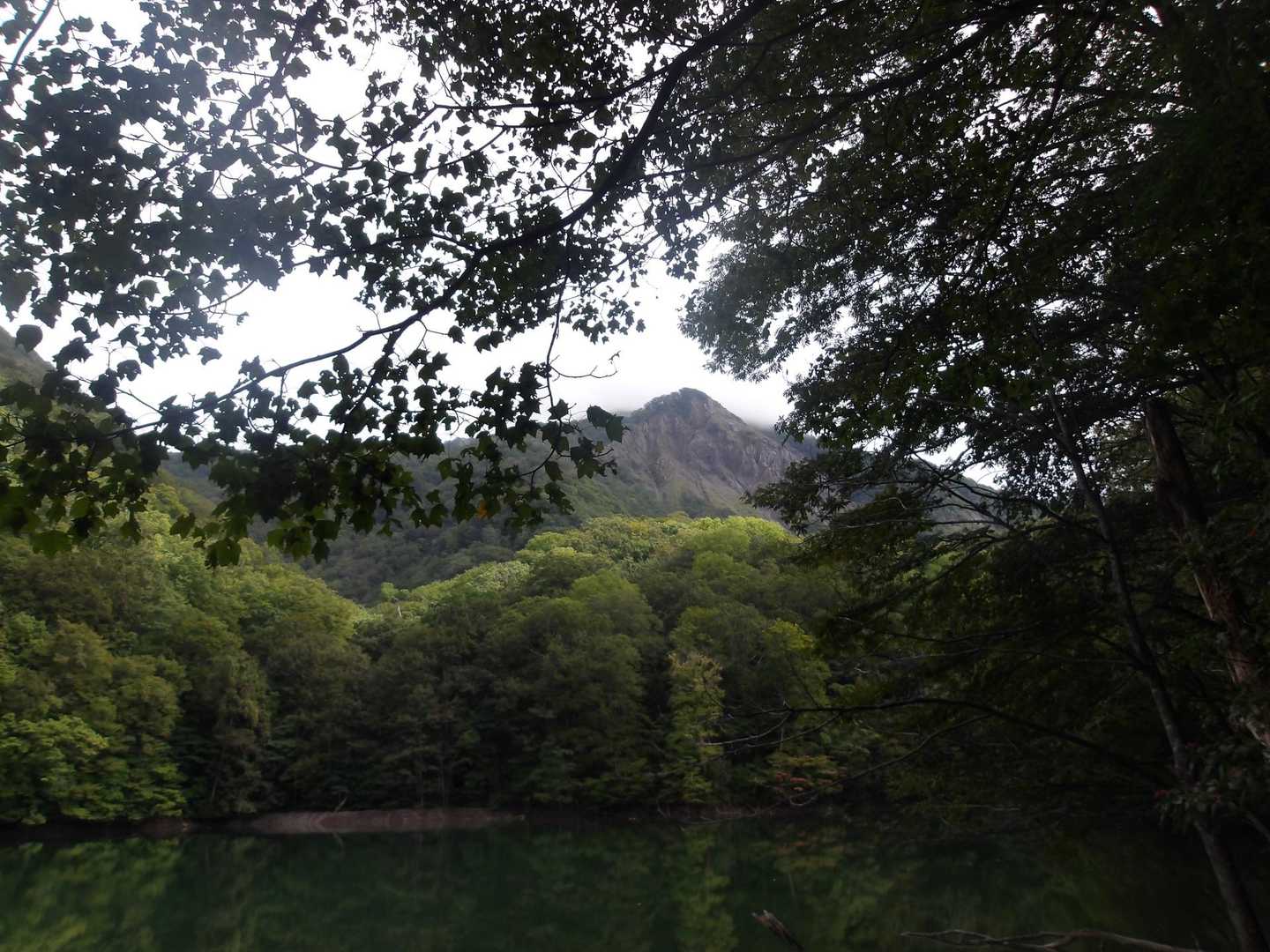 鶏頭場ノ池と崩山大崩