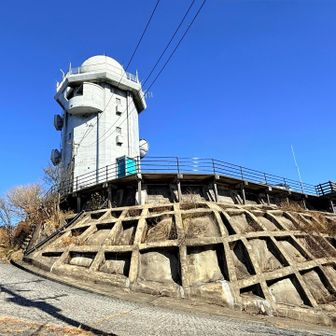 車道に出ます。
このマイクロウェーブ展望台のところが普賢岳の山頂でした
