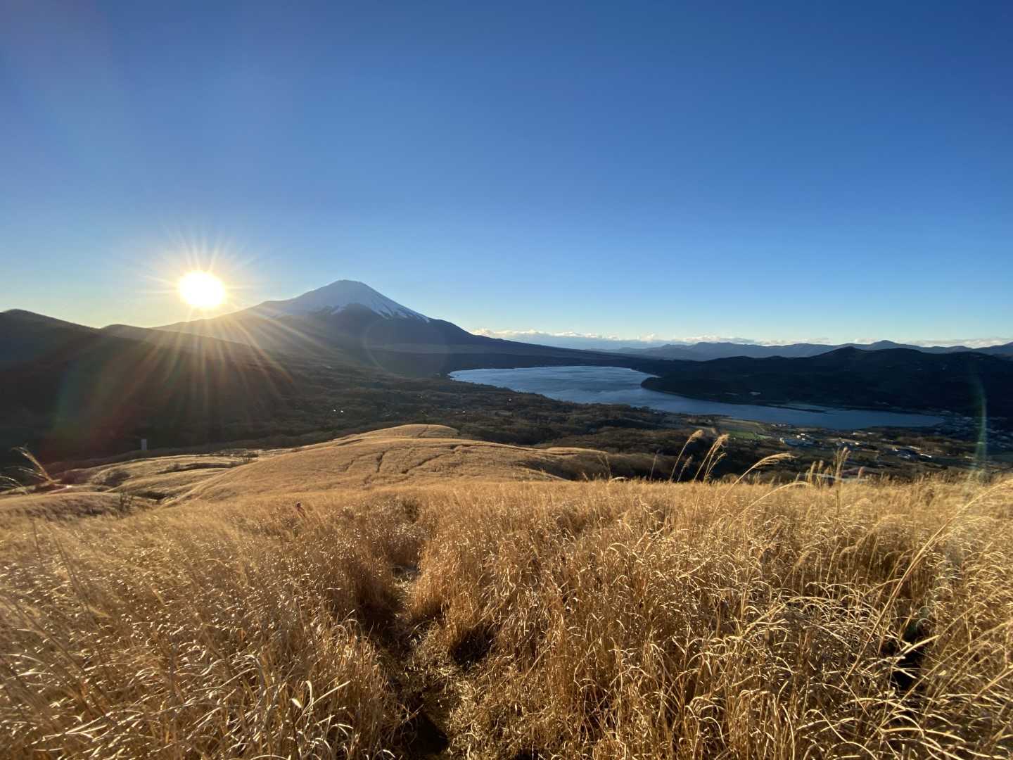 富士山に沈んでいく夕陽を見ながら下山しました