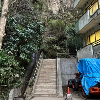 病院横の登山道入口