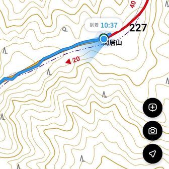 閑居山の山頂は何の変化もない登山道でした。ここを山頂だとしたのは、何かの間違いだと思います。