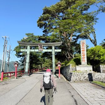 出発〜本日の宿から移動。登山口に近くて駐車場が無料でありがたい😊