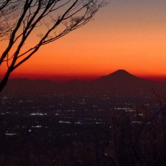 下山途中、オレンジもさらに濃くなった西の空✨（つつじが丘高原から）
