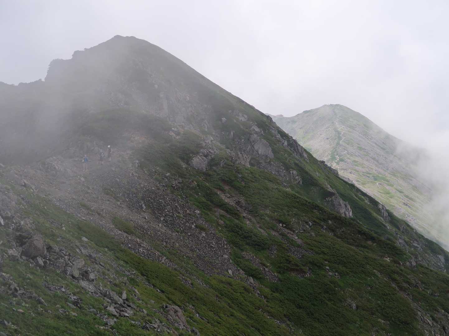 小赤石岳とその向こうに、本日のゴールである赤石岳。