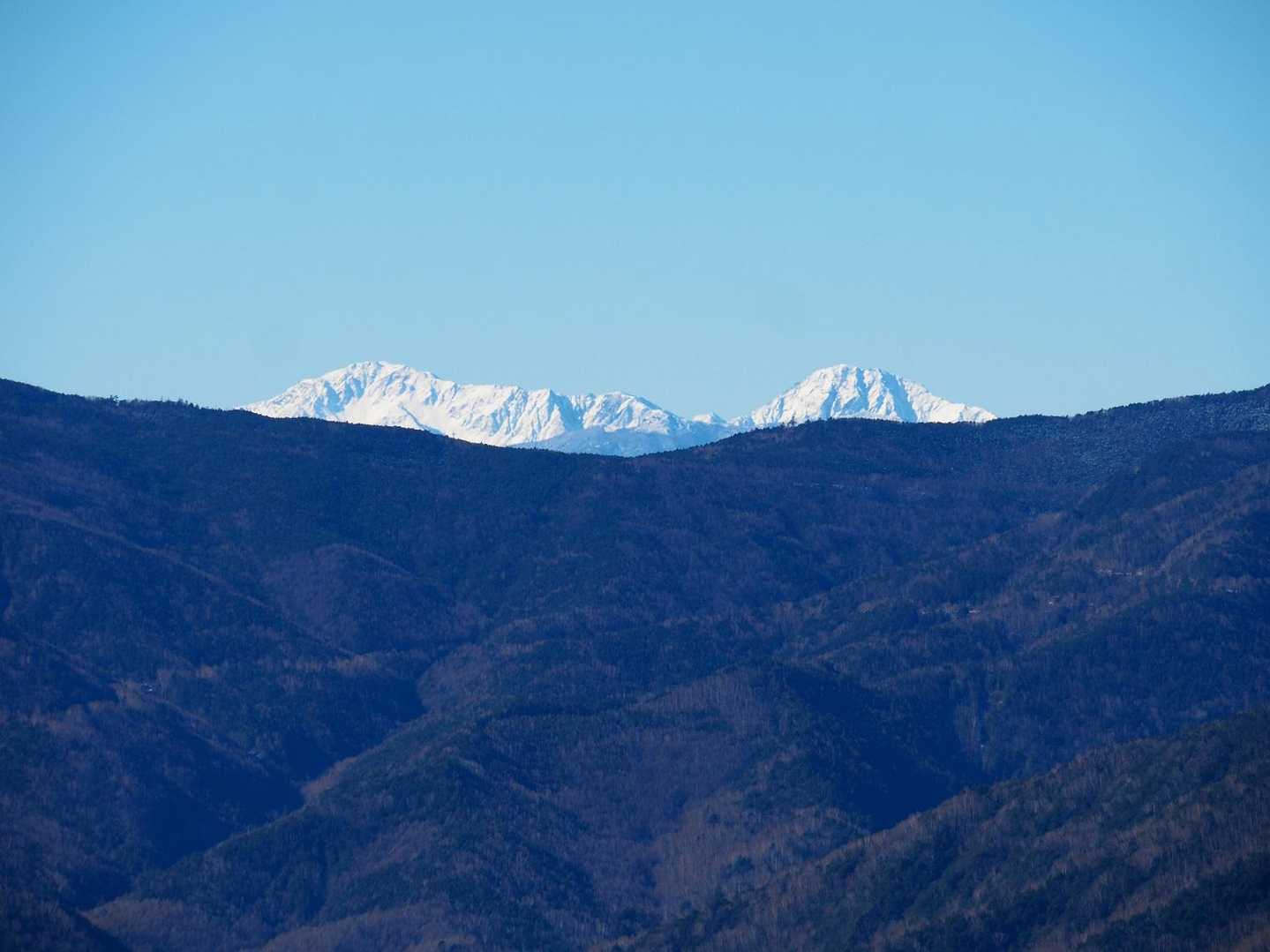 雪を被った北岳の頭