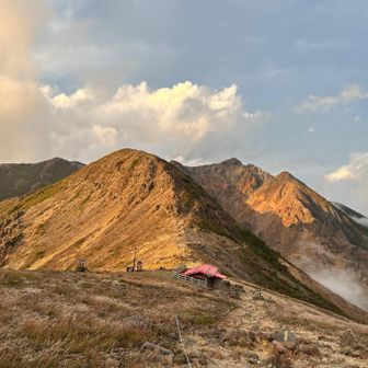 もう少し夕焼けを期待したが、福島方面からは雲、栃木方面からはガスが上がって来てしまったので退散。
ニャンズ🐱🐱がご飯待ってるしね…
暗くなるのも思ったより遅くて、ヘッドライト下山の
トワイライトミッション失敗❎残念（笑）

見ていただきまして
ありがとうございました🙏