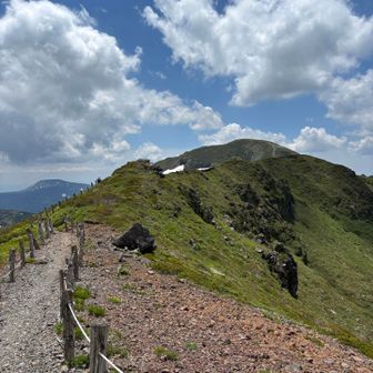 稜線歩き､強い日差しと冷たい風暑いのか寒いのかわからない