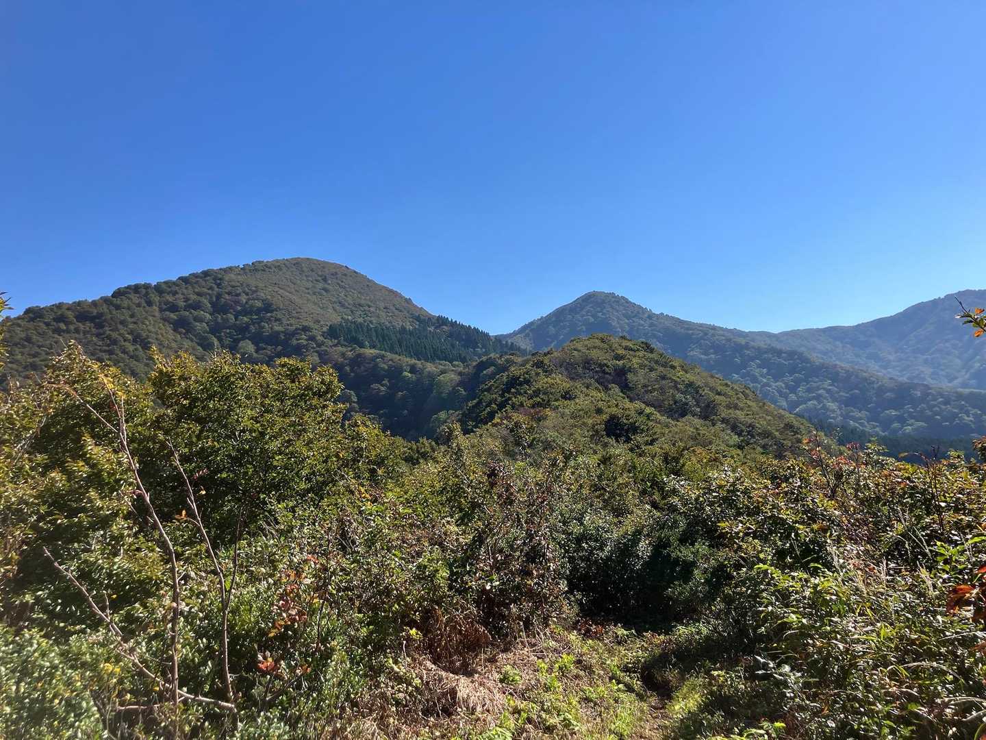 北丈競山（左）と丈競山