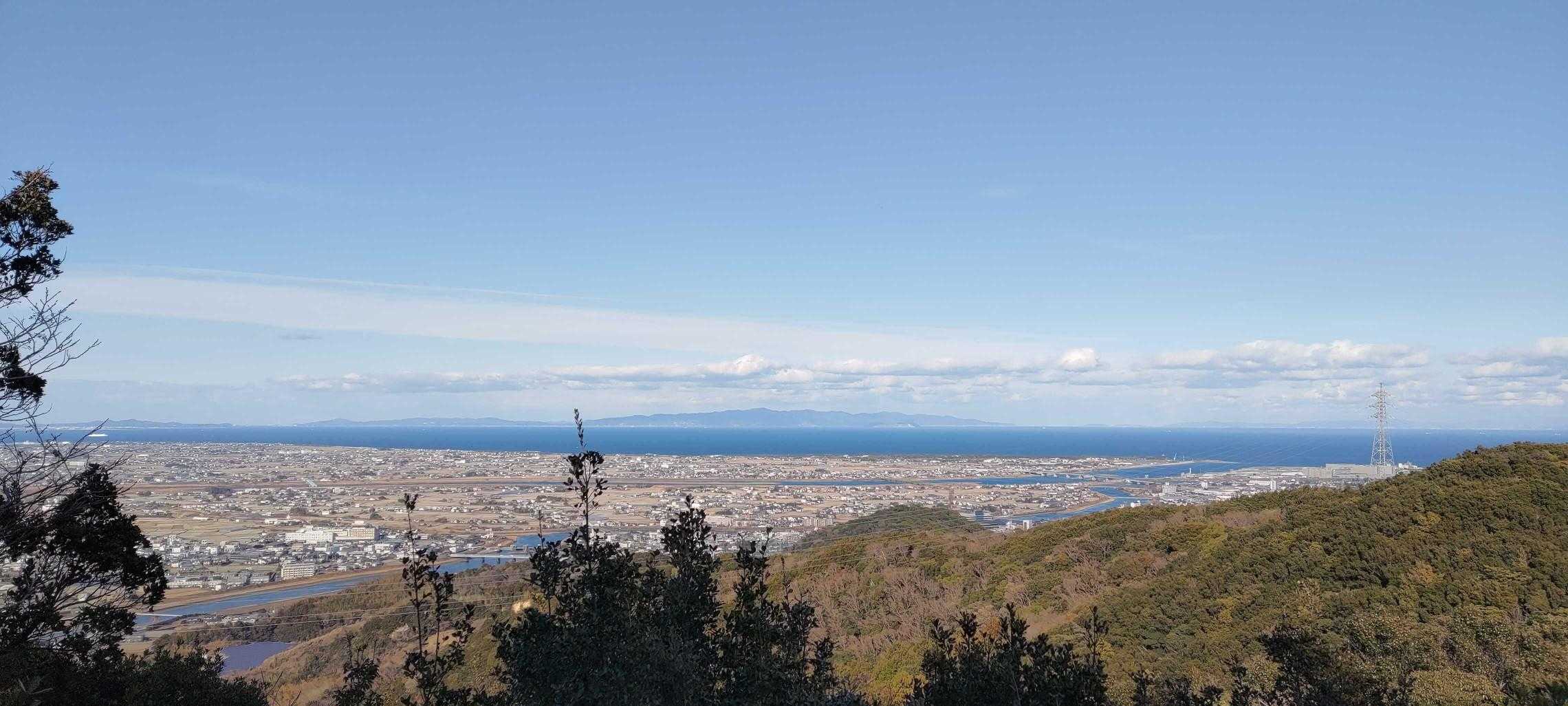 山頂に着いたら、津乃峰山の下山中にすれ違って話した方と再会しました。津乃峰山から鍛冶ヶ峰に縦走するとは聞いていましたが、まさか会えるとは思いもしませんでした。