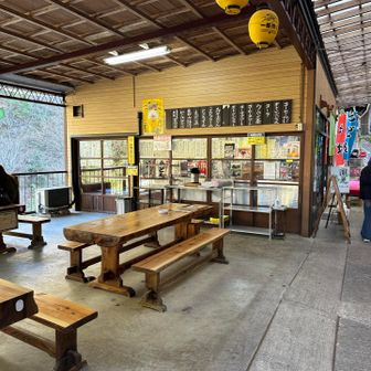 下山したとこの売店。
ここら辺は袋田の滝の観光地。